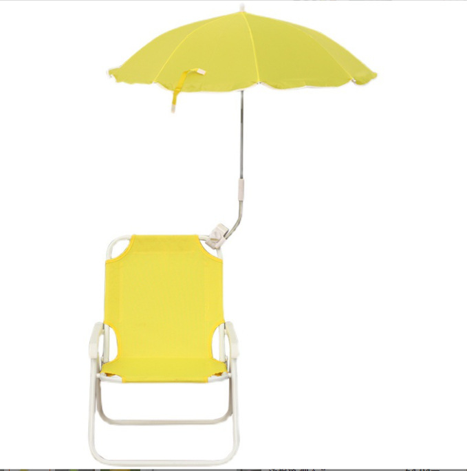 Tarpvalstybinis karšto išpardavimo suaugusiųjų paplūdimio kėdės skėtis mėlynai baltai dryžuotas skėtis su segtuku, kempingo kėdė su atlošu ir skėtis nuo saulės