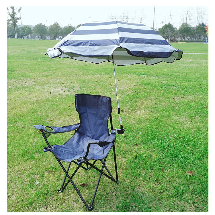 Tarpvalstybinis karšto išpardavimo suaugusiųjų paplūdimio kėdės skėtis mėlynai baltai dryžuotas skėtis su segtuku, kempingo kėdė su atlošu ir skėtis nuo saulės