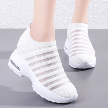 Γυναικεία παπούτσια μεγάλων μεγεθών με κρυφό ύψος, με mesh, αναπνεύσιμα, slip-on, κοίλης κατασκευής, casual παπούτσια με χοντρή σόλα, λευκά αθλητικά παπούτσια για γυναίκες.