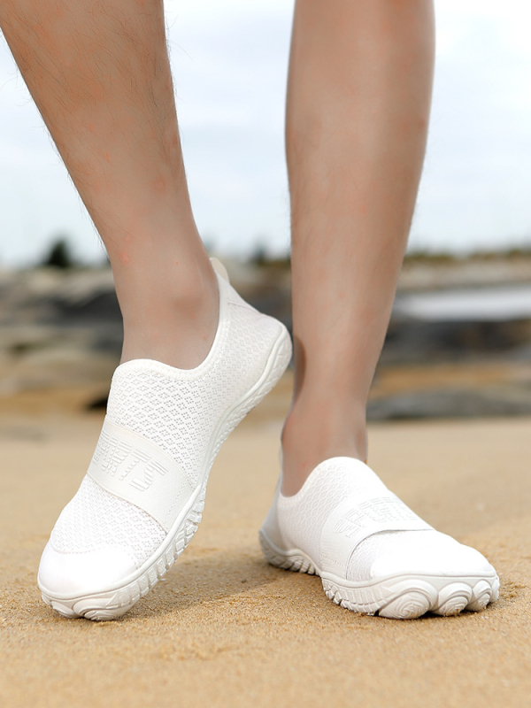 Uued jälgimiskingad paaridele, välistingimustes kasutatavad rannakingad, meeste ja naiste libisemiskindlad ujumiskingad, siseruumides kasutatavad fitness-ratsutamiskingad, viie sõrmega kingad