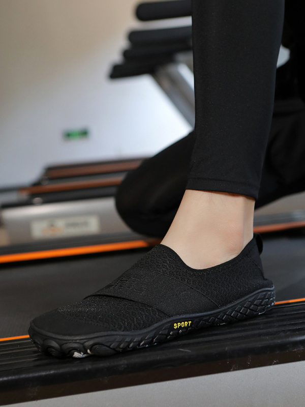 Uued jälgimiskingad paaridele, välistingimustes kasutatavad rannakingad, meeste ja naiste libisemiskindlad ujumiskingad, siseruumides kasutatavad fitness-ratsutamiskingad, viie sõrmega kingad