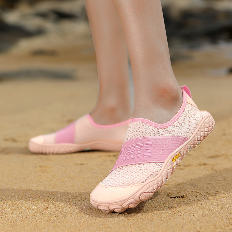 Uued jälgimiskingad paaridele, välistingimustes kasutatavad rannakingad, meeste ja naiste libisemiskindlad ujumiskingad, siseruumides kasutatavad fitness-ratsutamiskingad, viie sõrmega kingad