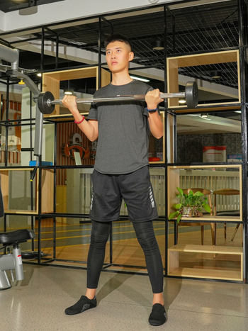 Nauji uždari fitneso pratimai su šokinėjimo virve bėgimui, neslystantys jogos pritūpimai, tylūs, kvėpuojantys, atsparūs dilimui, neslystantys batai