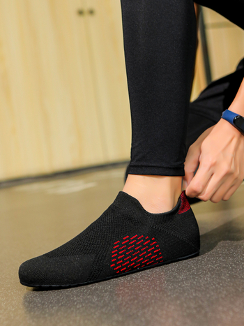 Nauji uždari fitneso pratimai su šokinėjimo virve bėgimui, neslystantys jogos pritūpimai, tylūs, kvėpuojantys, atsparūs dilimui, neslystantys batai