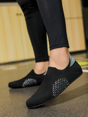 Nauji uždari fitneso pratimai su šokinėjimo virve bėgimui, neslystantys jogos pritūpimai, tylūs, kvėpuojantys, atsparūs dilimui, neslystantys batai