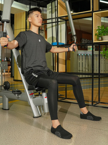 Nauji uždari fitneso pratimai su šokinėjimo virve bėgimui, neslystantys jogos pritūpimai, tylūs, kvėpuojantys, atsparūs dilimui, neslystantys batai