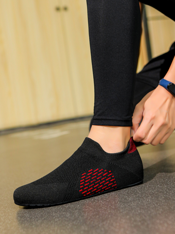 Nauji uždari fitneso pratimai su šokinėjimo virve bėgimui, neslystantys jogos pritūpimai, tylūs, kvėpuojantys, atsparūs dilimui, neslystantys batai