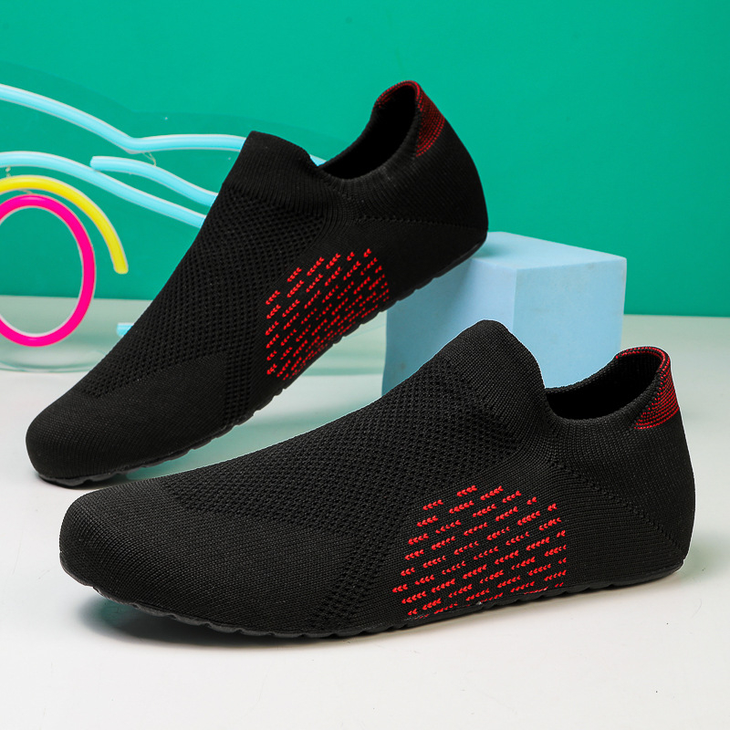 Nauji uždari fitneso pratimai su šokinėjimo virve bėgimui, neslystantys jogos pritūpimai, tylūs, kvėpuojantys, atsparūs dilimui, neslystantys batai