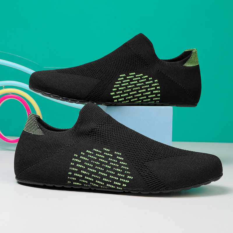 Nauji uždari fitneso pratimai su šokinėjimo virve bėgimui, neslystantys jogos pritūpimai, tylūs, kvėpuojantys, atsparūs dilimui, neslystantys batai