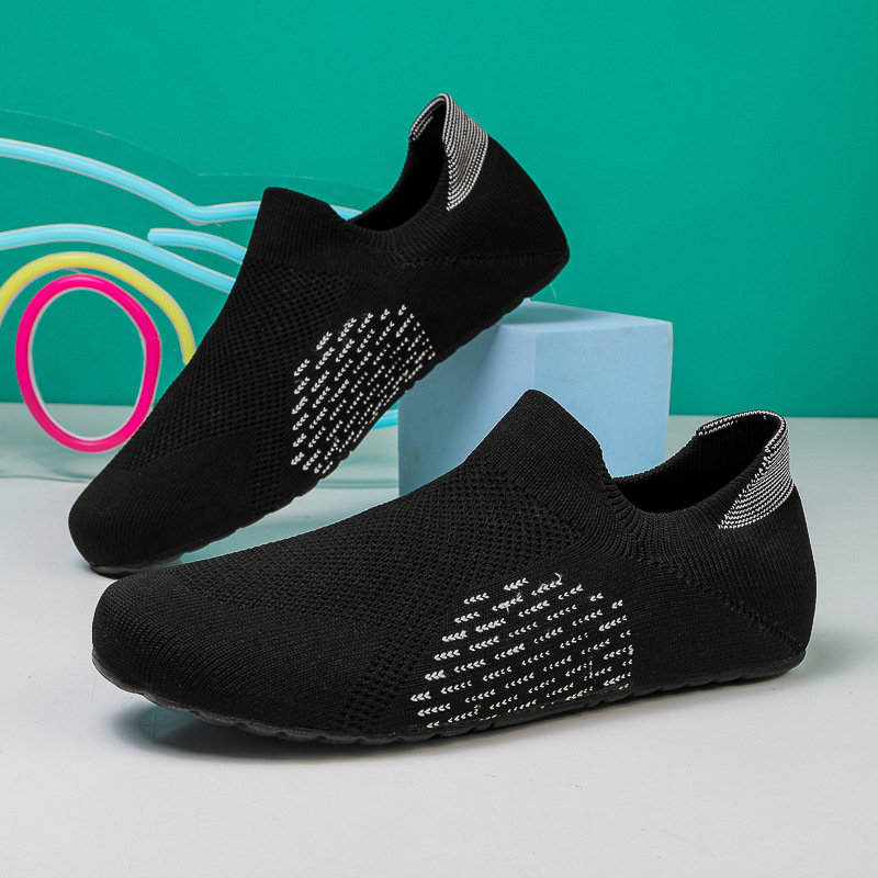 Nauji uždari fitneso pratimai su šokinėjimo virve bėgimui, neslystantys jogos pritūpimai, tylūs, kvėpuojantys, atsparūs dilimui, neslystantys batai