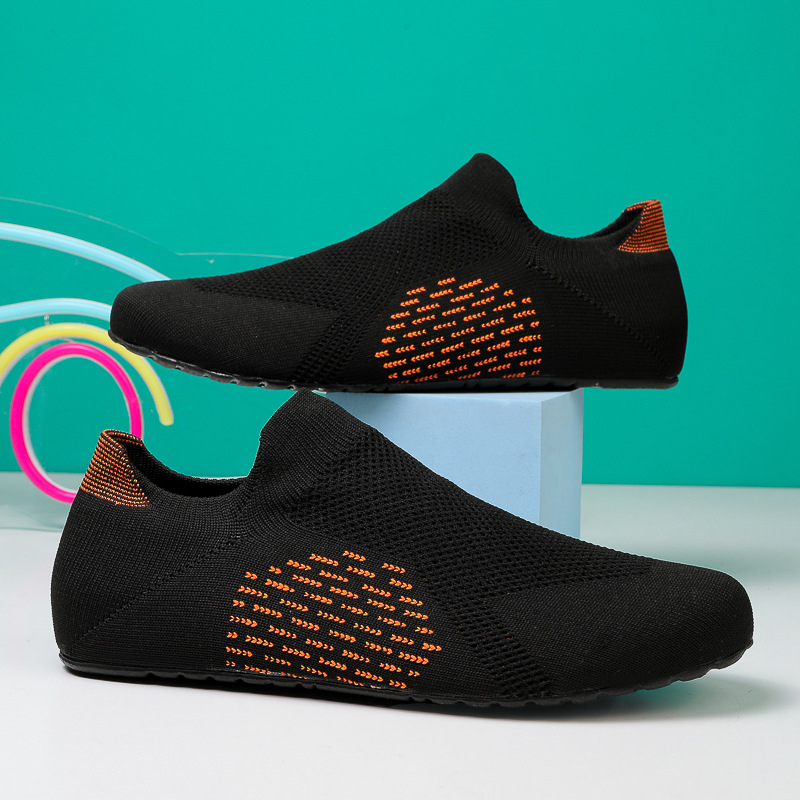 Nauji uždari fitneso pratimai su šokinėjimo virve bėgimui, neslystantys jogos pritūpimai, tylūs, kvėpuojantys, atsparūs dilimui, neslystantys batai