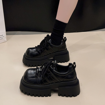 Kis magasságú, növekvő fűzős, kis bőrcipő 2025 tavaszi új, mindenféle mérkőzésre alkalmas, retró brit stílusú, vastag aljú szoknya, egyrétegű női cipő