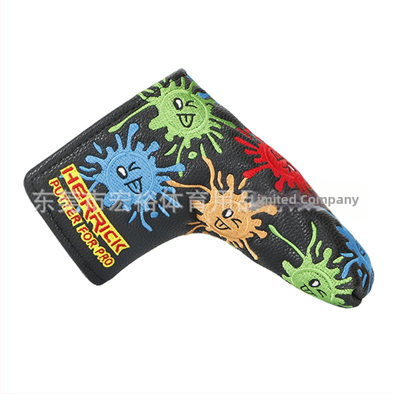 A Source Factory a határokon átnyúló játékkártyák szállítására specializálódott, gyönyörű hímzéssel ellátott golf fejfedővel és golf putter sapkafedéllel.