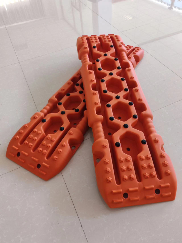 Karštai parduodama tarpvalstybinė automobilių visureigio lauko apsauga nuo spąstų, sniego nuosėdų, savitarnos gelbėjimo lenta, avarinė neslystanti pabėgimo lenta