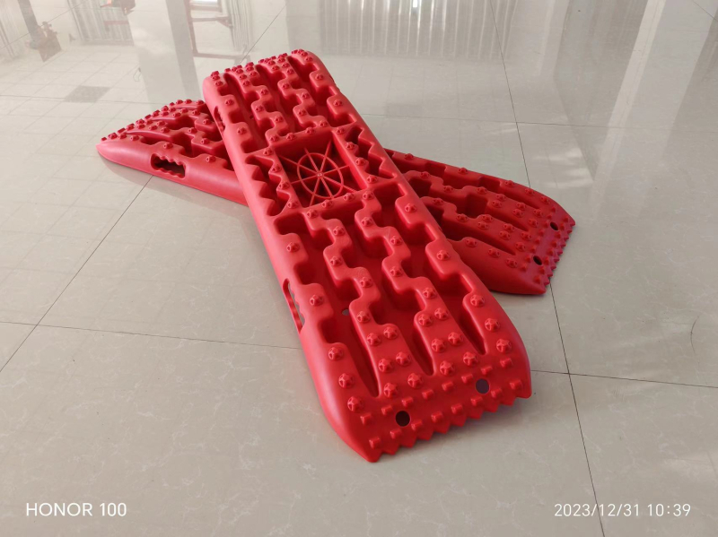 Karštai parduodama tarpvalstybinė automobilių visureigio lauko apsauga nuo spąstų, sniego nuosėdų, savitarnos gelbėjimo lenta, avarinė neslystanti pabėgimo lenta