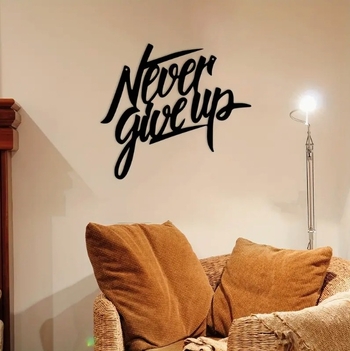 Metalinis dirbinys, sienų dekoracijos su užrašu „niekada nereikės sakyti mirti“, scenos, kambariai, vidaus ir išorės sienų dekoracijos