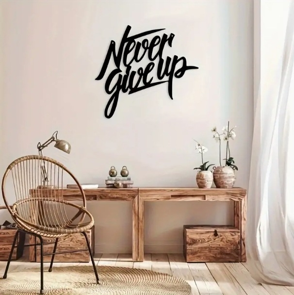 Metalinis dirbinys, sienų dekoracijos su užrašu „niekada nereikės sakyti mirti“, scenos, kambariai, vidaus ir išorės sienų dekoracijos