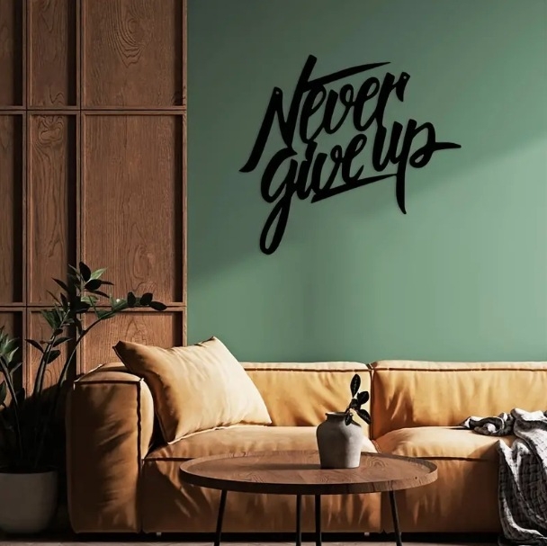 Metalinis dirbinys, sienų dekoracijos su užrašu „niekada nereikės sakyti mirti“, scenos, kambariai, vidaus ir išorės sienų dekoracijos