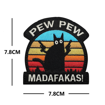 PEW PEW MADAFAKAS Maža juoda katė, audianti kviečių spalvos raištį, lipdukas su „Morale Chapter Embroidered Chapter“ kuprinės lipduku