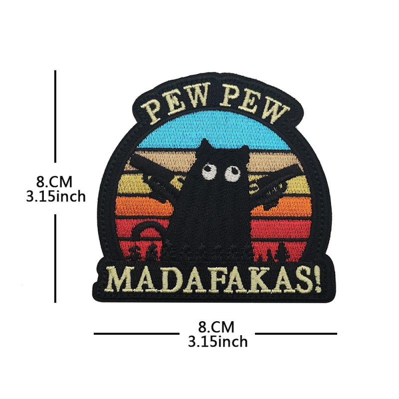 PEW PEW MADAFAKAS Maža juoda katė, audianti kviečių spalvos raištį, lipdukas su „Morale Chapter Embroidered Chapter“ kuprinės lipduku