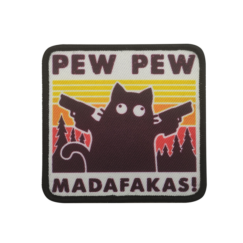 PEW PEW MADAFAKAS Maža juoda katė, audianti kviečių spalvos raištį, lipdukas su „Morale Chapter Embroidered Chapter“ kuprinės lipduku