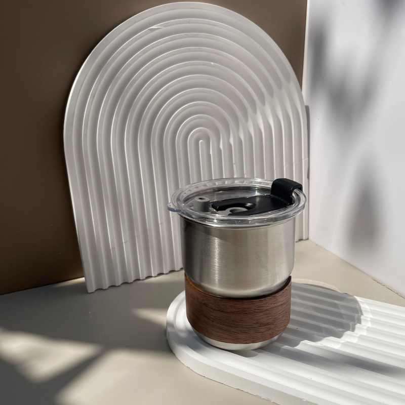 304 rozsdamentes acél kávéscsésze kültéri kempingcsésze felirattal, színes fogantyúval, lépcsős söröspohár