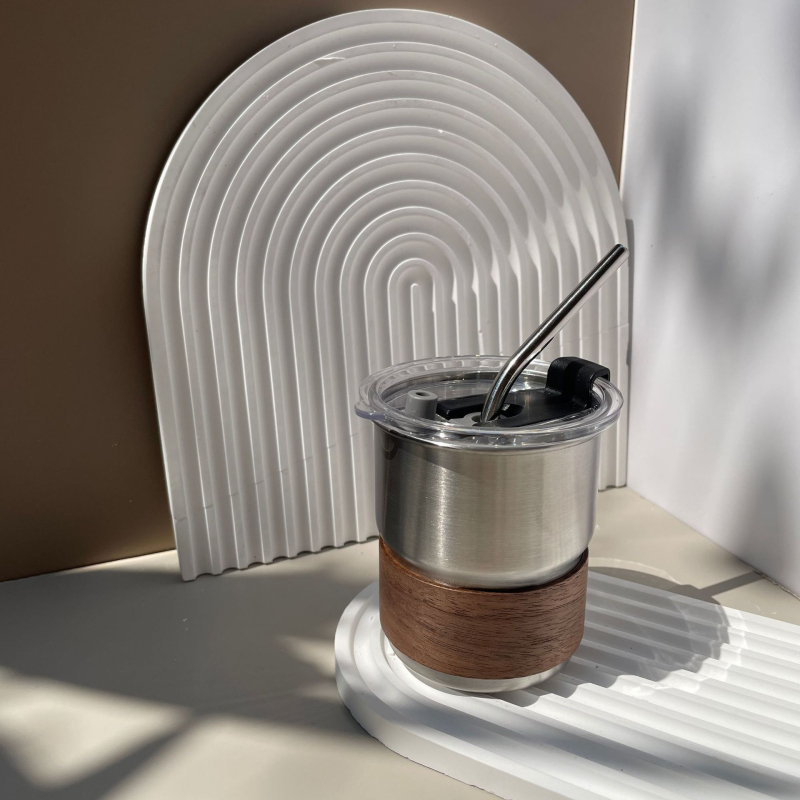 304 rozsdamentes acél kávéscsésze kültéri kempingcsésze felirattal, színes fogantyúval, lépcsős söröspohár