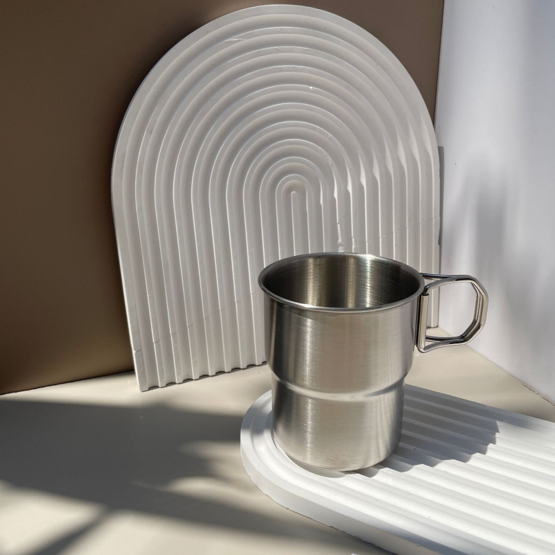 304 rozsdamentes acél kávéscsésze kültéri kempingcsésze felirattal, színes fogantyúval, lépcsős söröspohár