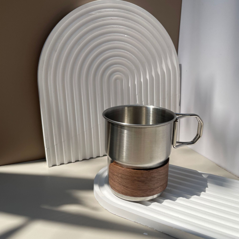 304 rozsdamentes acél kávéscsésze kültéri kempingcsésze felirattal, színes fogantyúval, lépcsős söröspohár