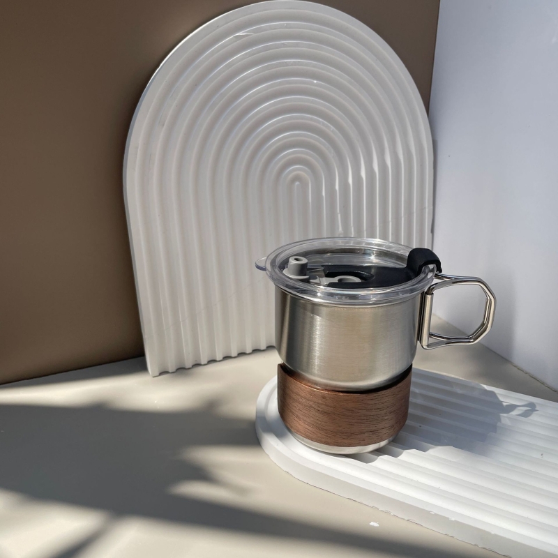 304 rozsdamentes acél kávéscsésze kültéri kempingcsésze felirattal, színes fogantyúval, lépcsős söröspohár