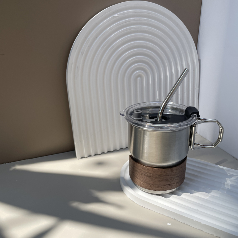 304 rozsdamentes acél kávéscsésze kültéri kempingcsésze felirattal, színes fogantyúval, lépcsős söröspohár