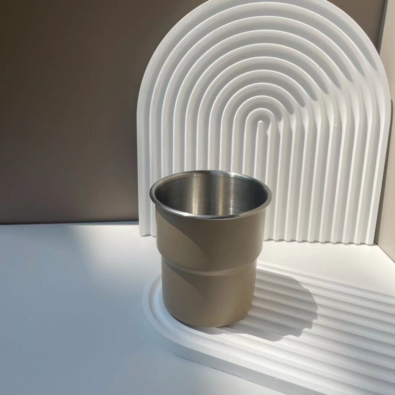 304 rozsdamentes acél kávéscsésze kültéri kempingcsésze felirattal, színes fogantyúval, lépcsős söröspohár