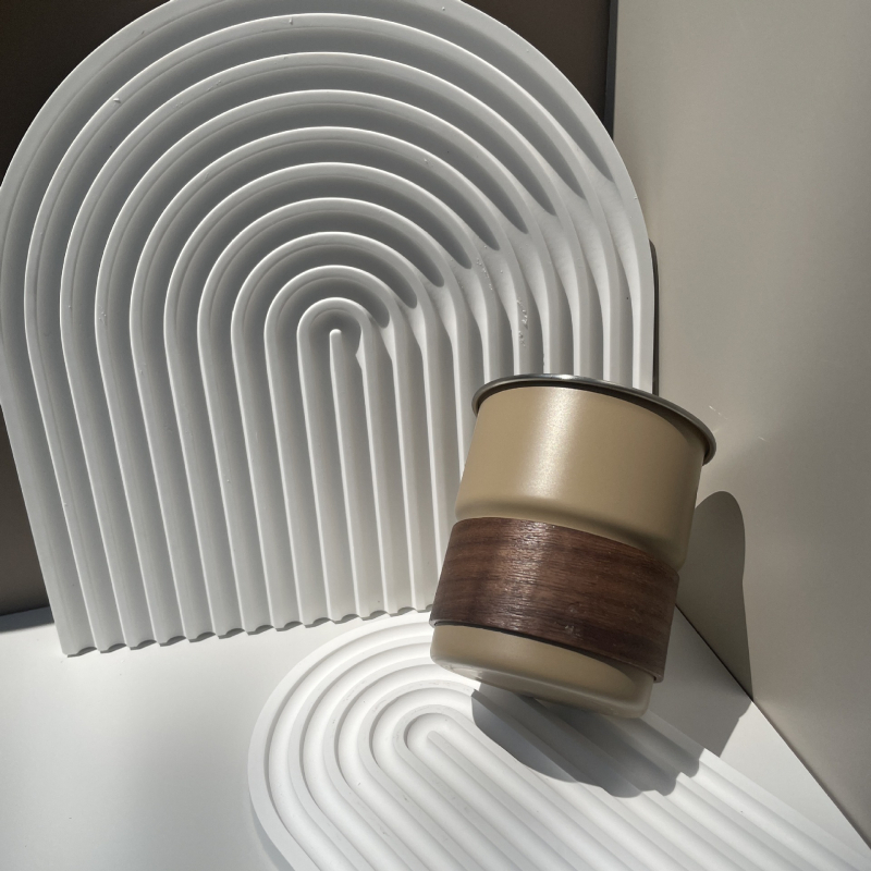 304 rozsdamentes acél kávéscsésze kültéri kempingcsésze felirattal, színes fogantyúval, lépcsős söröspohár