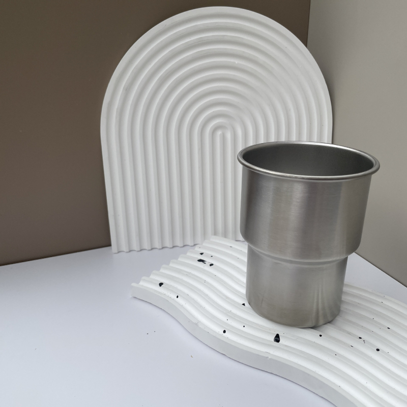 304 rozsdamentes acél kávéscsésze kültéri kempingcsésze felirattal, színes fogantyúval, lépcsős söröspohár