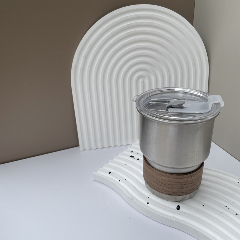 304 rozsdamentes acél kávéscsésze kültéri kempingcsésze felirattal, színes fogantyúval, lépcsős söröspohár