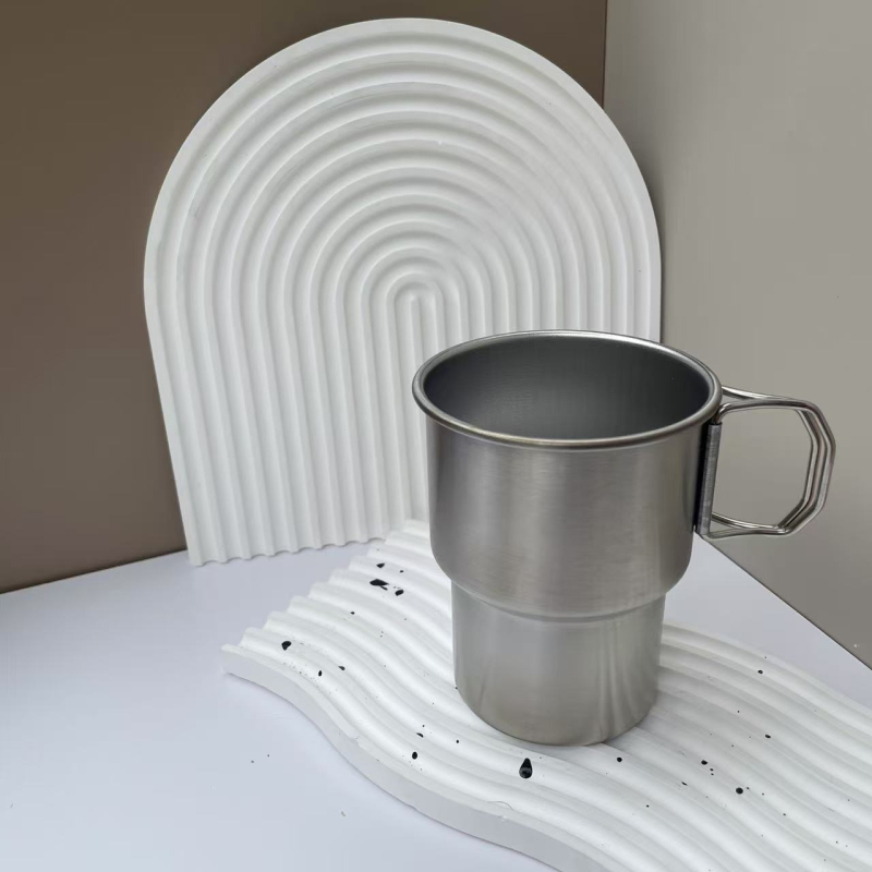 304 rozsdamentes acél kávéscsésze kültéri kempingcsésze felirattal, színes fogantyúval, lépcsős söröspohár