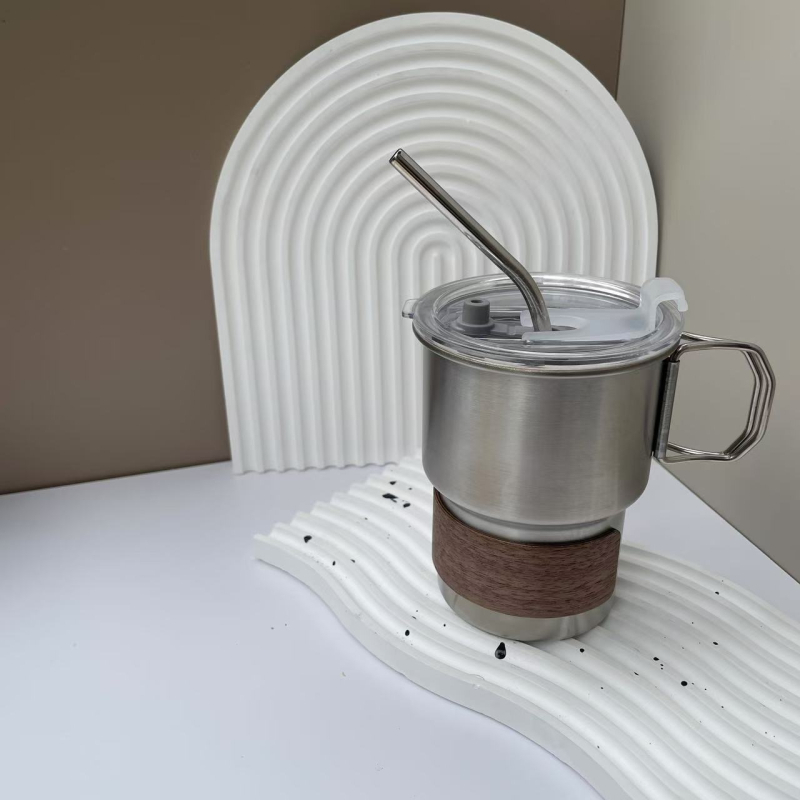 304 rozsdamentes acél kávéscsésze kültéri kempingcsésze felirattal, színes fogantyúval, lépcsős söröspohár