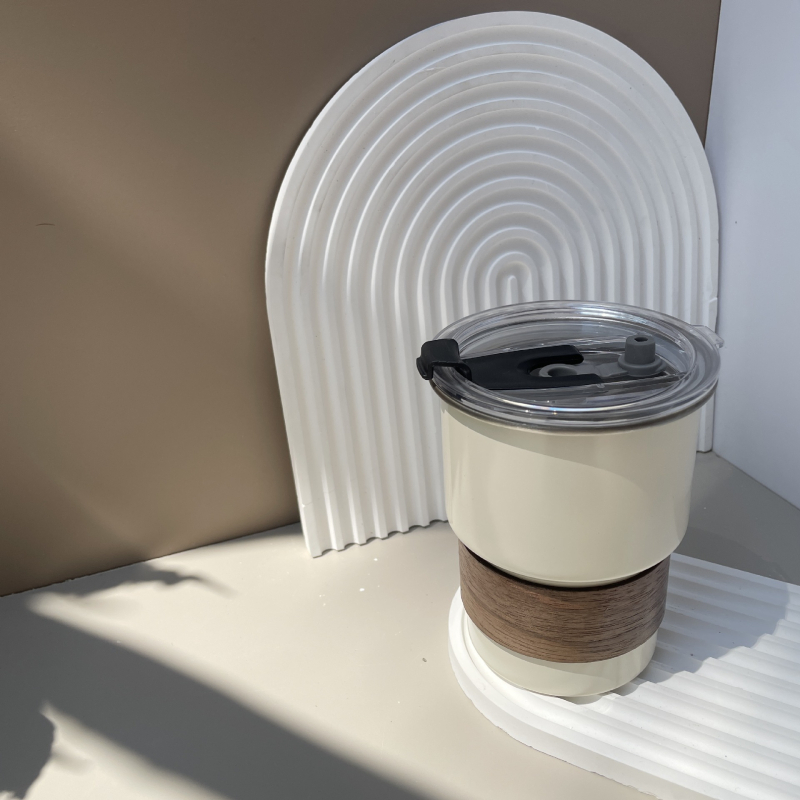 304 rozsdamentes acél kávéscsésze kültéri kempingcsésze felirattal, színes fogantyúval, lépcsős söröspohár