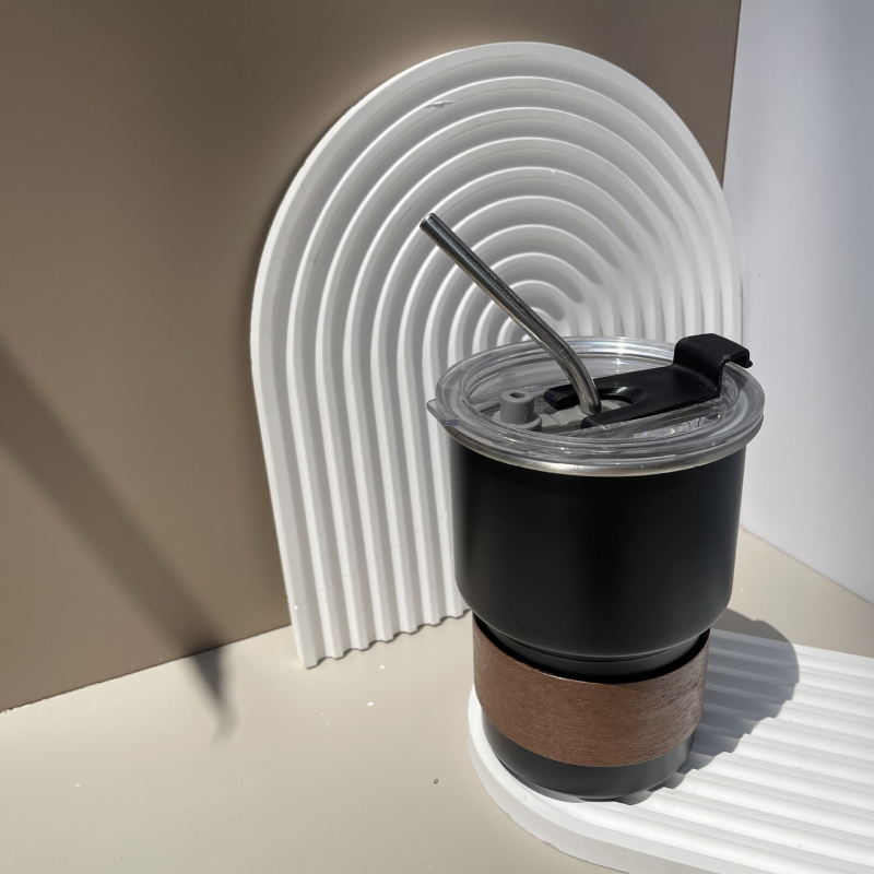 304 rozsdamentes acél kávéscsésze kültéri kempingcsésze felirattal, színes fogantyúval, lépcsős söröspohár