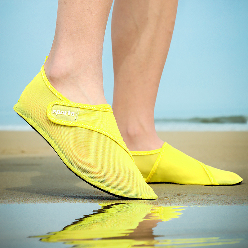 Плажни чорапи, обувки за мъже и жени, гмуркане с шнорхел, газене нагоре по течението, обувки за плуване с меки обувки, неплъзгащи се, устойчиви на порязвания, червени обувки с кръпка за крака