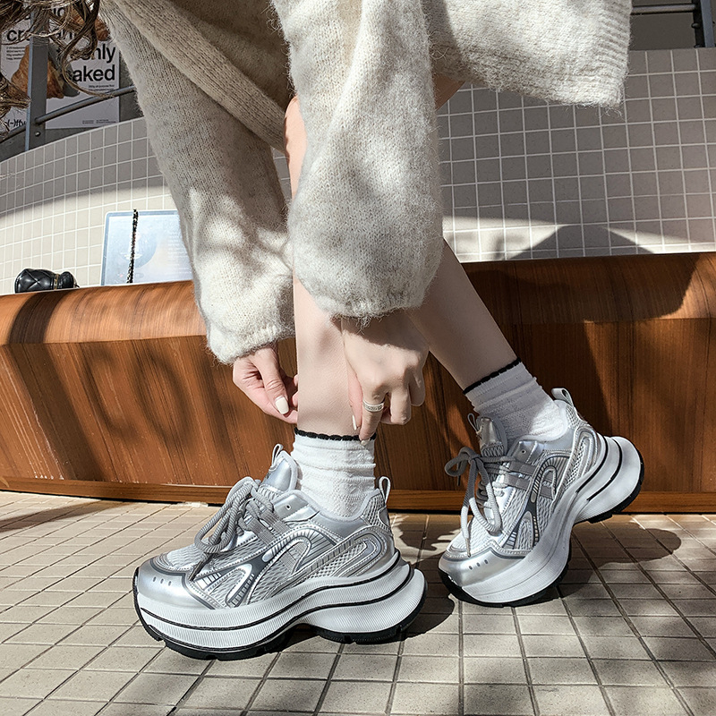 ezüst piskóta torta torre cipő női láb kicsi 2025 új tavaszi és őszi robbanások vastag talpú megnövelt Joker hétköznapi cipő