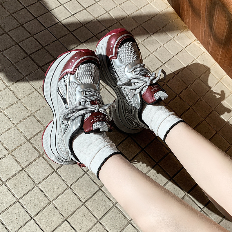 ezüst piskóta torta torre cipő női láb kicsi 2025 új tavaszi és őszi robbanások vastag talpú megnövelt Joker hétköznapi cipő