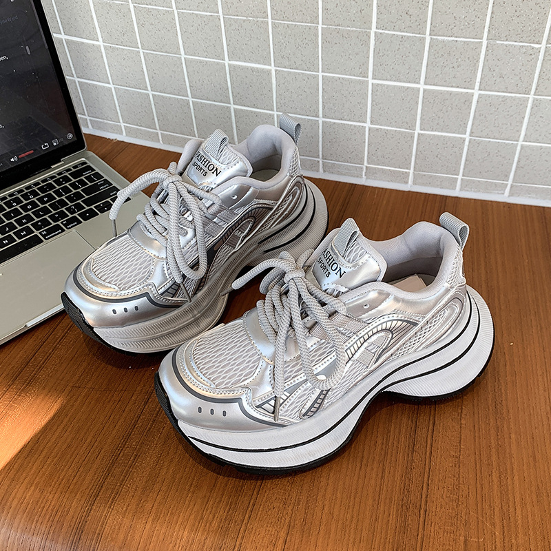 ezüst piskóta torta torre cipő női láb kicsi 2025 új tavaszi és őszi robbanások vastag talpú megnövelt Joker hétköznapi cipő