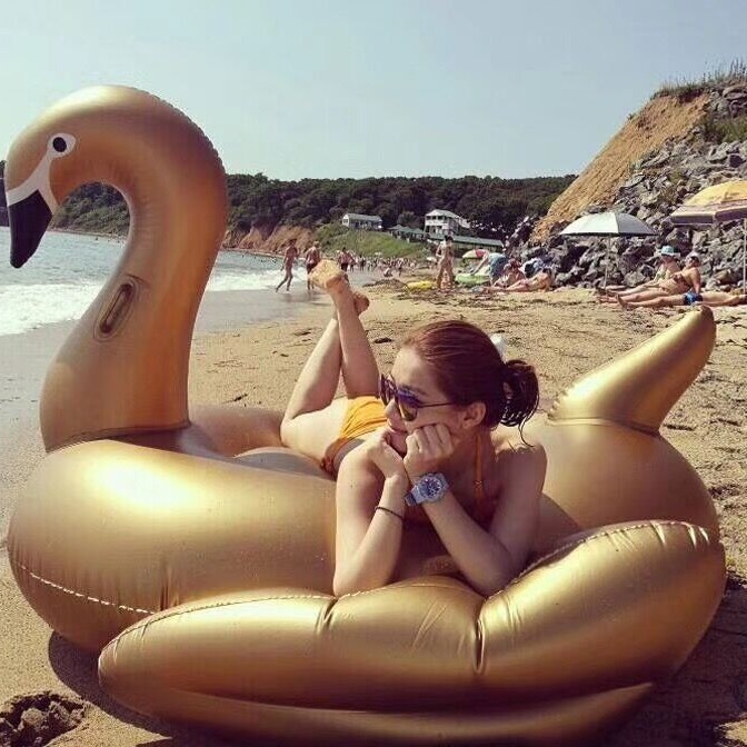 laos hulgimüügis 190 cm kuldse luige mäele mõeldud naiste vees täispuhutav ujuvvoodi ujuv aerutamiskinnitusega ujumisrõngas