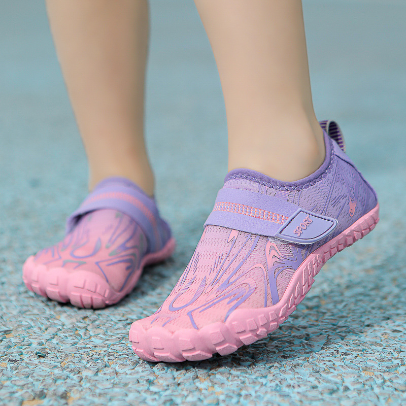 Határokon átnyúló új termék Népszerű kültéri gyerek folyami nyomkövető cipő férfiaknak és nőknek Tengerparti vágásgátló puha talpú gázlócipő Kétéltű strandcipő