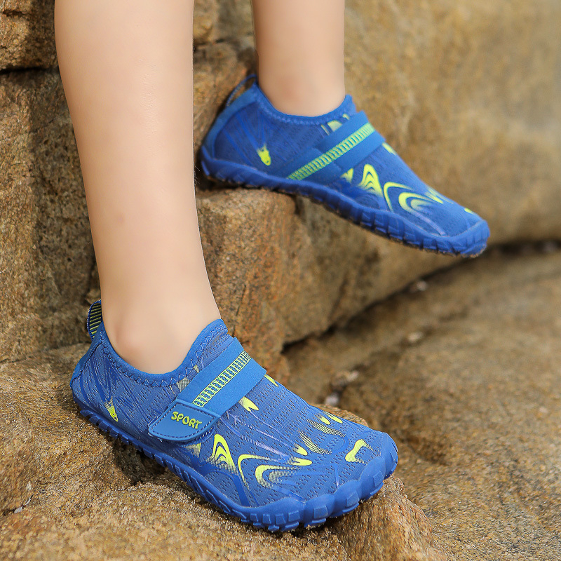 Határokon átnyúló új termék Népszerű kültéri gyerek folyami nyomkövető cipő férfiaknak és nőknek Tengerparti vágásgátló puha talpú gázlócipő Kétéltű strandcipő