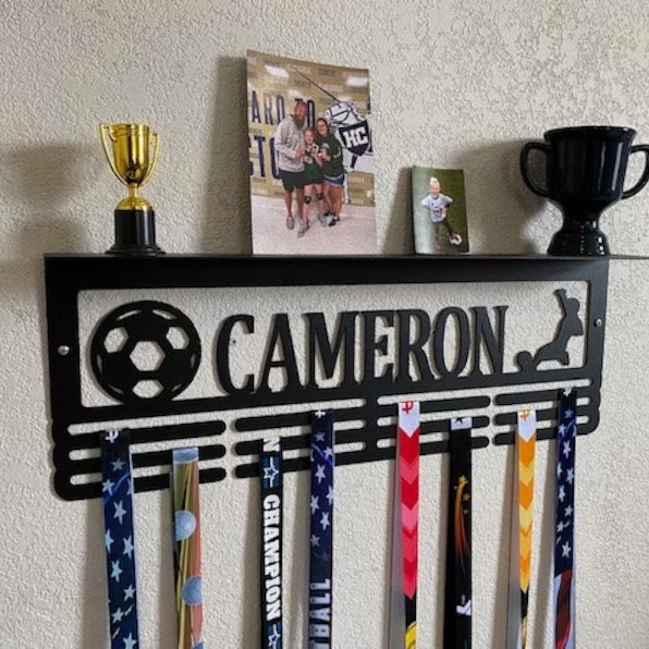 Lányoknak szóló egyedi trófeatartó, kovácsoltvas fém lakberendezési állvány, fali dekoráció, európai stílusú fém kézműves alkotás lányoknak