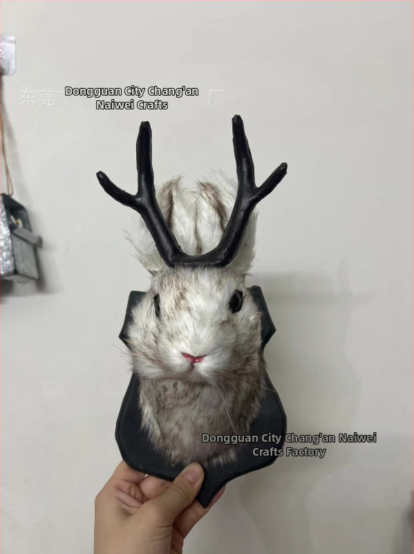 Sõltumatu jaama plahvatusohtlik sarvjänes Traditsiooniline taksidermia mustadel puittahvlitel Sissekolimise kingituste kaunistused