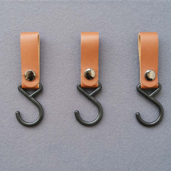 Laos S-tüüpi nahkkonks, õues kasutamiseks mõeldud telk, kaelarihmaga hoiukonks, koduköögi lauanõude organiseerimiskonks