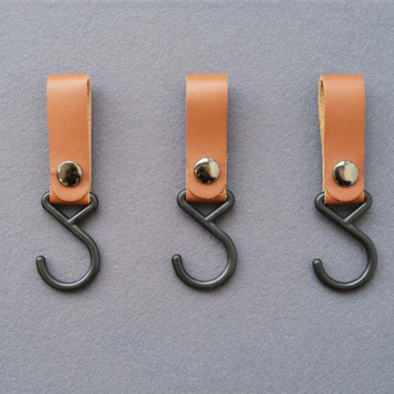 Laos S-tüüpi nahkkonks, õues kasutamiseks mõeldud telk, kaelarihmaga hoiukonks, koduköögi lauanõude organiseerimiskonks